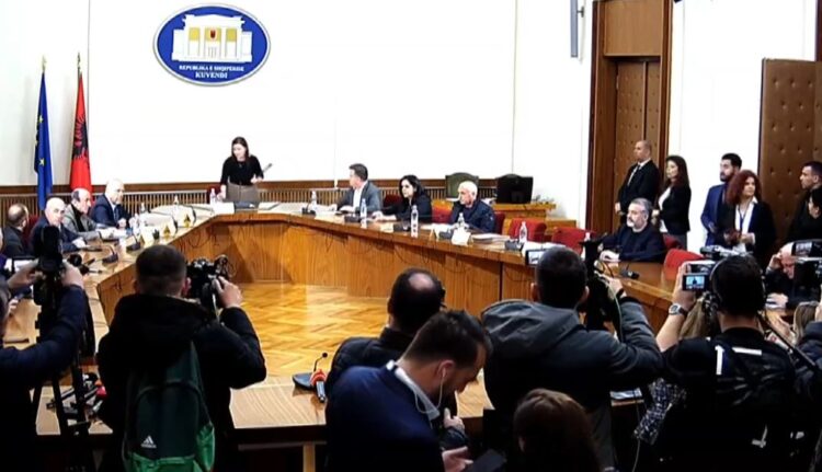 Pse jeni fshehur? Opozita përplaset me Felajn në Byronë e Kuvendit