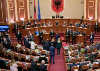 7 minuta seancë! Miratohet marrëveshja e refugjatëve dhe zonat e mbrojtura