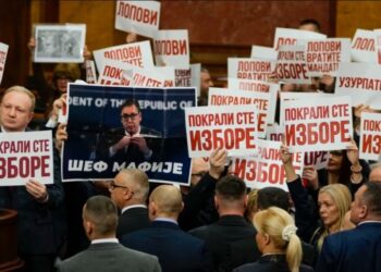 Kuvendi i Serbisë nis me protesta, opozita betohet në korridor