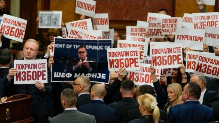 Kuvendi i Serbisë nis me protesta, opozita betohet në korridor