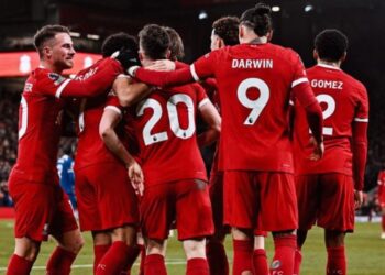 Liverpool turpëron Chelsea dhe vazhdon sigurt rrugën si lider