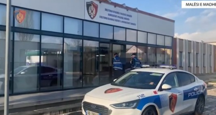 EMRI/ Grabiti makinën dhe e fshehu, arrestohet 19-vjeçari