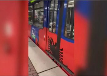 Kuqezinjtë “pushtojnë“ Gjermaninë! Metroja në Dyseldorf vishet me flamujt shqiptarë