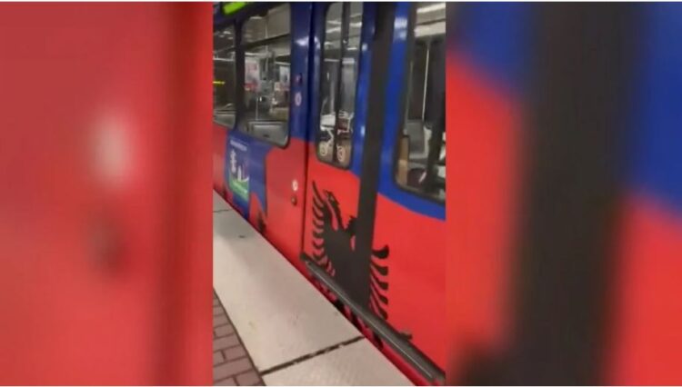 Kuqezinjtë “pushtojnë“ Gjermaninë! Metroja në Dyseldorf vishet me flamujt shqiptarë