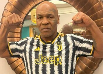 Kampioni i boksit “çmend” fansat, vesh bluzën bardhezi