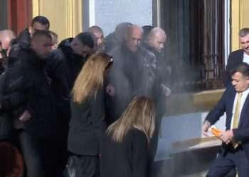 Opozita nis ‘aksionin’, lyejnë me miell punonjësit e Gardës