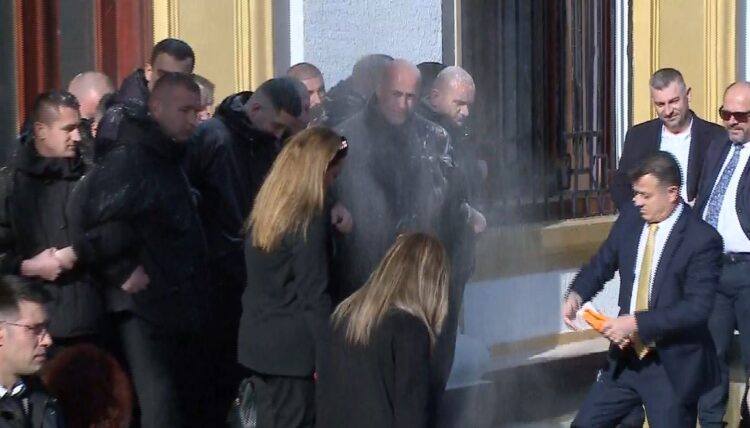 Opozita nis ‘aksionin’, lyejnë me miell punonjësit e Gardës