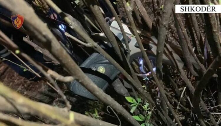 U mundua të fshihte pistoletën kur pa policët, kapet 48-vjeçari