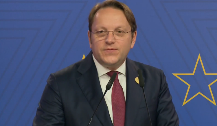 Varhelyi i ‘tërheq veshin’ Greqisë: Nuk ndihmohet fqinji duke…