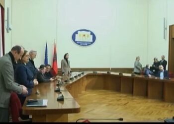 Opozita “çan” rrethimin, pushton Komisionin e Reformës Zgjedhore