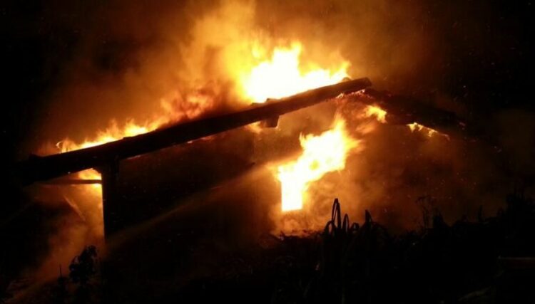 Tentoi të fikte zjarrin, shqiptari pëson djegie të rënda