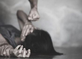 Dhunë në familje, babai rreh të bijën