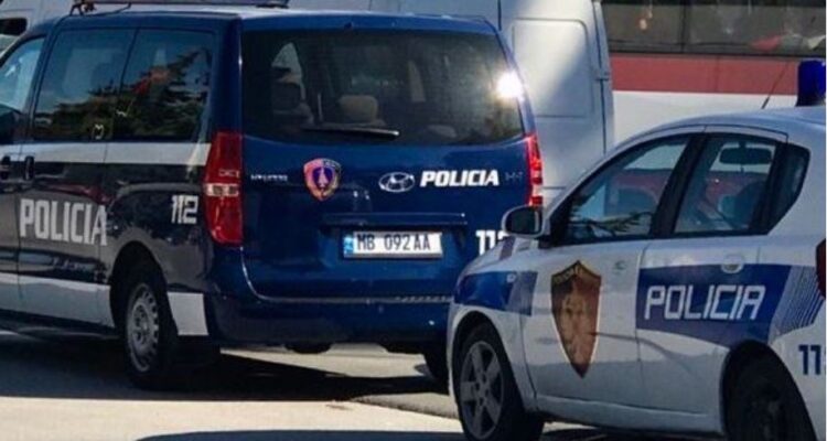 Me pushkë dhe municion luftarak në banesë, arrestohet 61-vjeçari