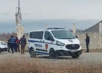 Zona e krimit “e rrethuar” nga makina policie, pamje nga ngjarja