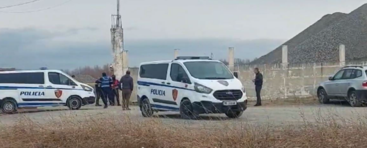 Zona e krimit “e rrethuar” nga makina policie, pamje nga ngjarja