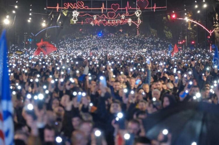 EMRAT/ Protesta e opozitës, Policia: Arrestuam 4 persona për dhunë