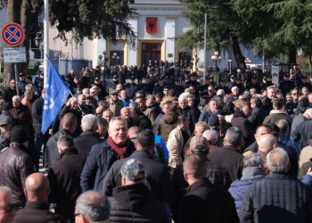 Sot mblidhet parlamenti, opozita në protestë brenda dhe jashtë sallës