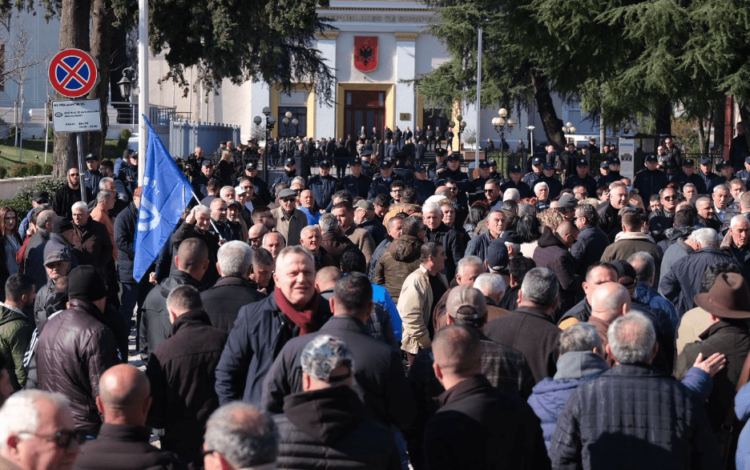 Sot mblidhet parlamenti, opozita në protestë brenda dhe jashtë sallës