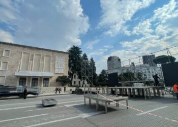 FOTO/ Drejt fundit përgatitjet për protestën, rrethohet Kryeministria