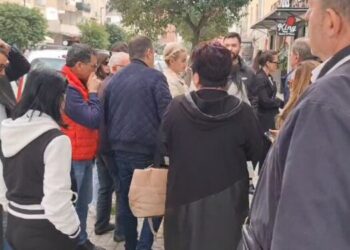 Banorët e Durrësit protestojnë kundër rikonstruksionit të pallatit