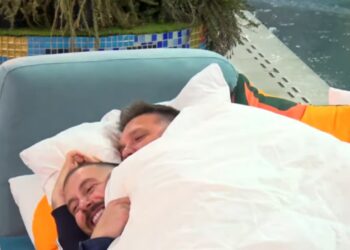 VIDEO/ Romeo i futet nën jorgan Julit: Natën e mirë shpirt…