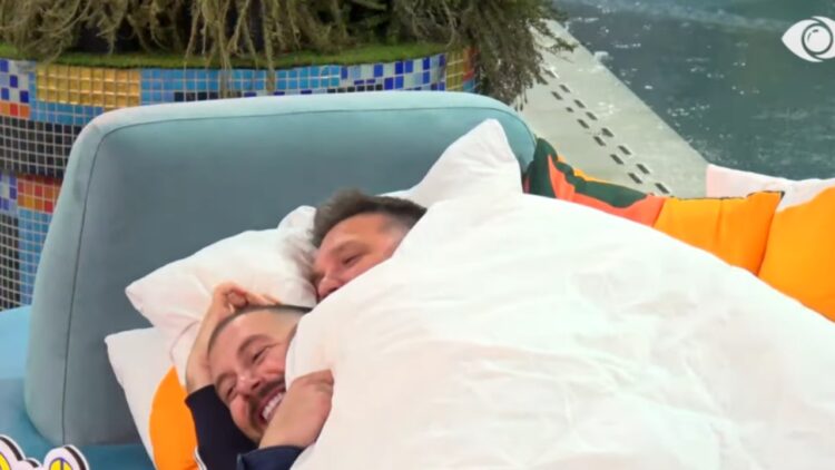 VIDEO/ Romeo i futet nën jorgan Julit: Natën e mirë shpirt…