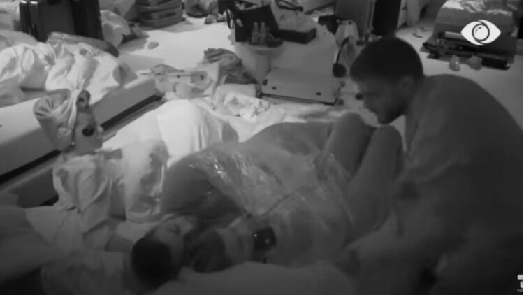 VIDEO/ Roza ngacmon Meritonin në shtrat: Epo që të flija me ty…