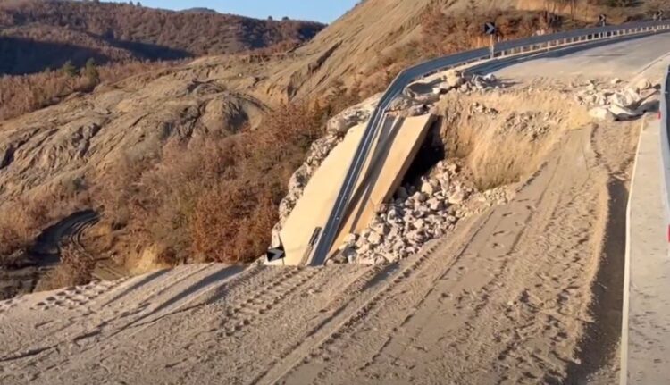 Balluku premtoi cilësi, shembet aksi i sapondërtuar Korçë-Ersekë