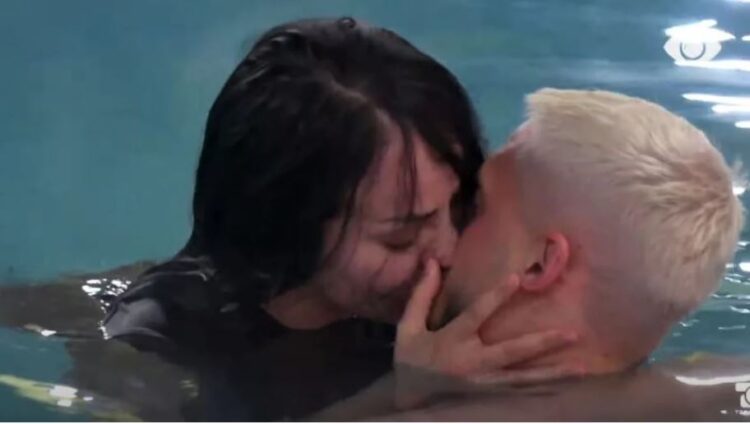 VIDEO/ Sara dhe Bardhi, momente intime në mes të natës në pishinë