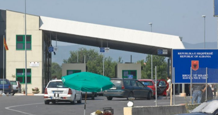 Tentoi të kalonte në Muriqan me dokumente false, kapet 52-vjeçari