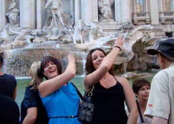 Nuk do ta besoni sa para hidhen në shatërvanin e Romës nga turistët