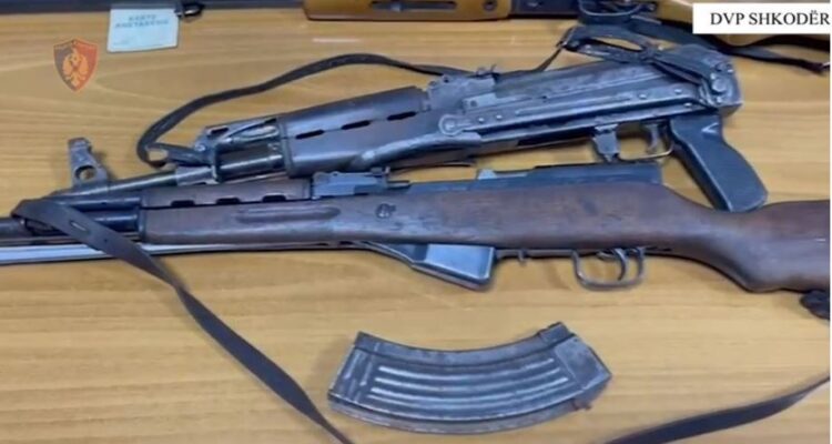 Kapen me kallashnikov e kanabis, arrestohet 17-vjeçari në Shkodër