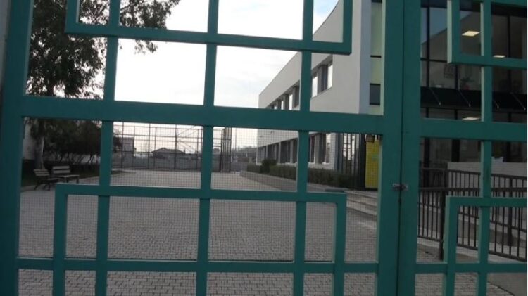 Mungesë transporti, nxënësit e shkollës bojkotojnë mësimin