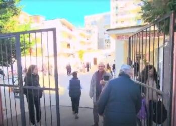 Përfshihet nga zjarri shkolla në Durrës, nxënësit dalin të alarmuar