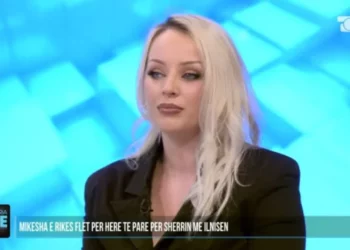Rikja e lidhur jashtë? Mikesha e saj tregon të vërtetën
