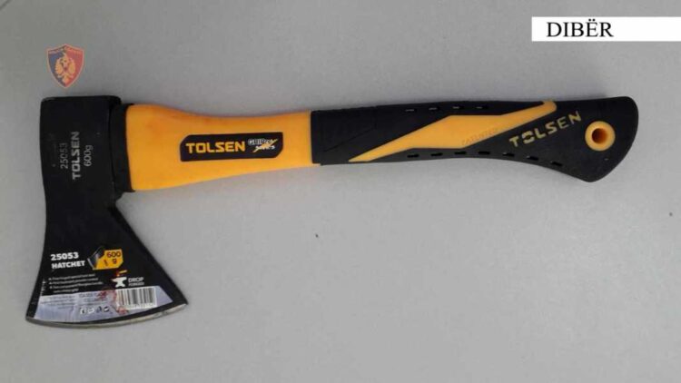 EMRI/ 39-vjeçari tenton të vrasë me sëpatë bashkëshorten, arrestohet