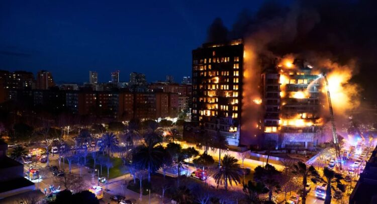 Zjarri përfshiu bllokun e ndërtesave në Spanjë, të paktën 4 viktima