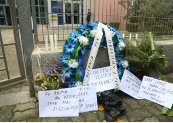 SPAK ndërroi jetë! Aleanca për Mbrojtjen e Teatrit ‘homazhe’ para institucionit