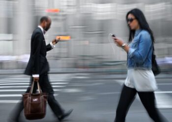 Përdorimi i telefonit gjatë ecjes mund të shkaktojë osteoartrit