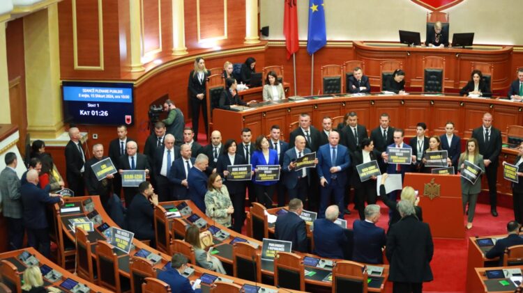 I hoqën mikrofonin deputetit të Bashës, përjashtohen për 10 ditë Vokshi e Hoti
