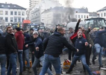 VIDEO/ Fermerët djegin traktorët përpara Parlamentit Europian