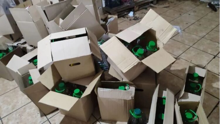 Falsifikonte vajin e ullirit dhe e sillte në Shqipëri, pranga 48-vjeçarit grek