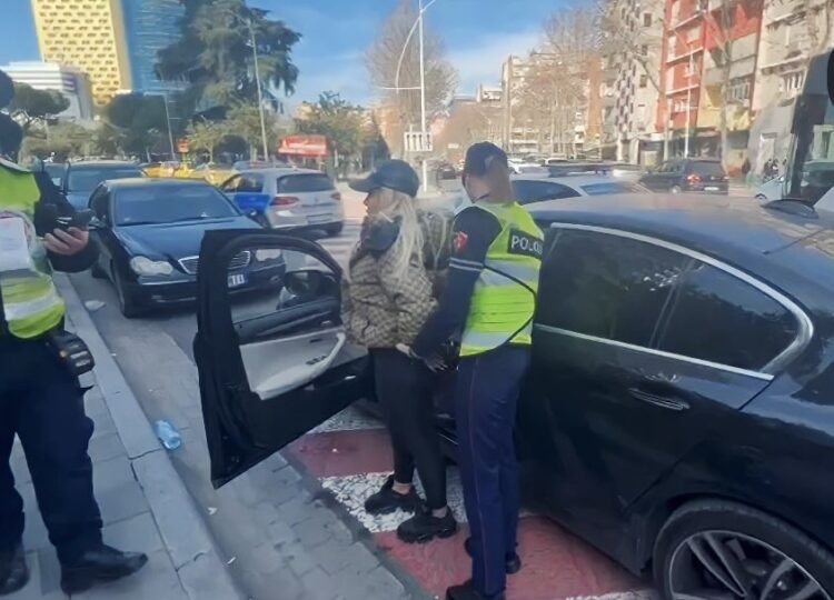 VIDEO/ Bjondja me BMW e xhup Gucci i jep Lekë polices: Pi një kafe!