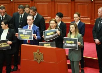 U përjashtuan nga seancat, Vokshi dhe Hoti kundërshtojnë vendimin