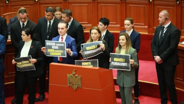 U përjashtuan nga seancat, Vokshi dhe Hoti kundërshtojnë vendimin