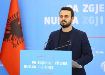 Veliaj, natën me bosët e pastrimit të parave dhe ditën në Katedrale!