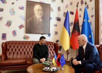 Zelensky zbardh takimin me Ramën: Diskutuam për prodhimin e armëve…