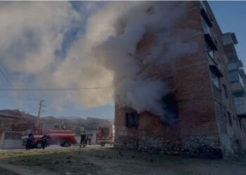 Përfshihet nga flakët banesa në Korçë, shpëtohet gruaja e sëmurë