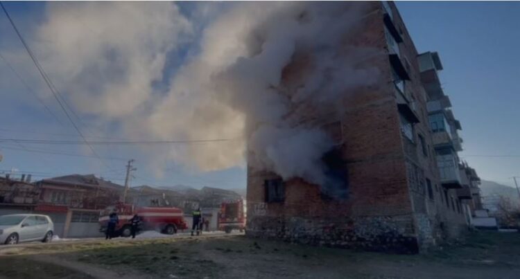 Përfshihet nga flakët banesa në Korçë, shpëtohet gruaja e sëmurë