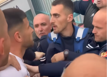 Pamjet e sherrit – Goditi policin, shoqërohet tifozi (Video)
